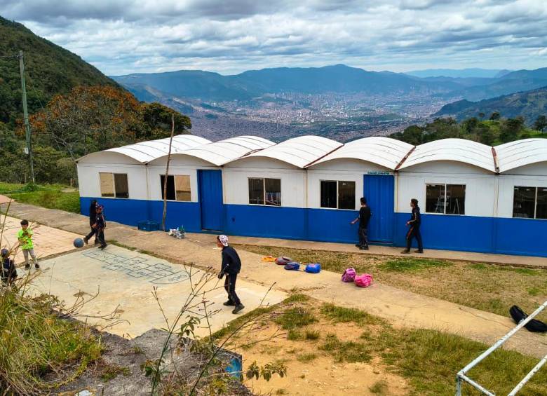 La escuela de Meneses funciona en una especie de campamento hecho de PVC y hardboard que inicialmente iba a ser provisional. FOTO: CORTESÍA 