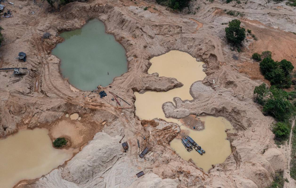 Es una paradoja, debajo está repleto de oro, encima, solo hay deforestación y reinan la pobreza, el abandono estatal. Foto: MANUEL SALDARRIAGA QUINTERO.