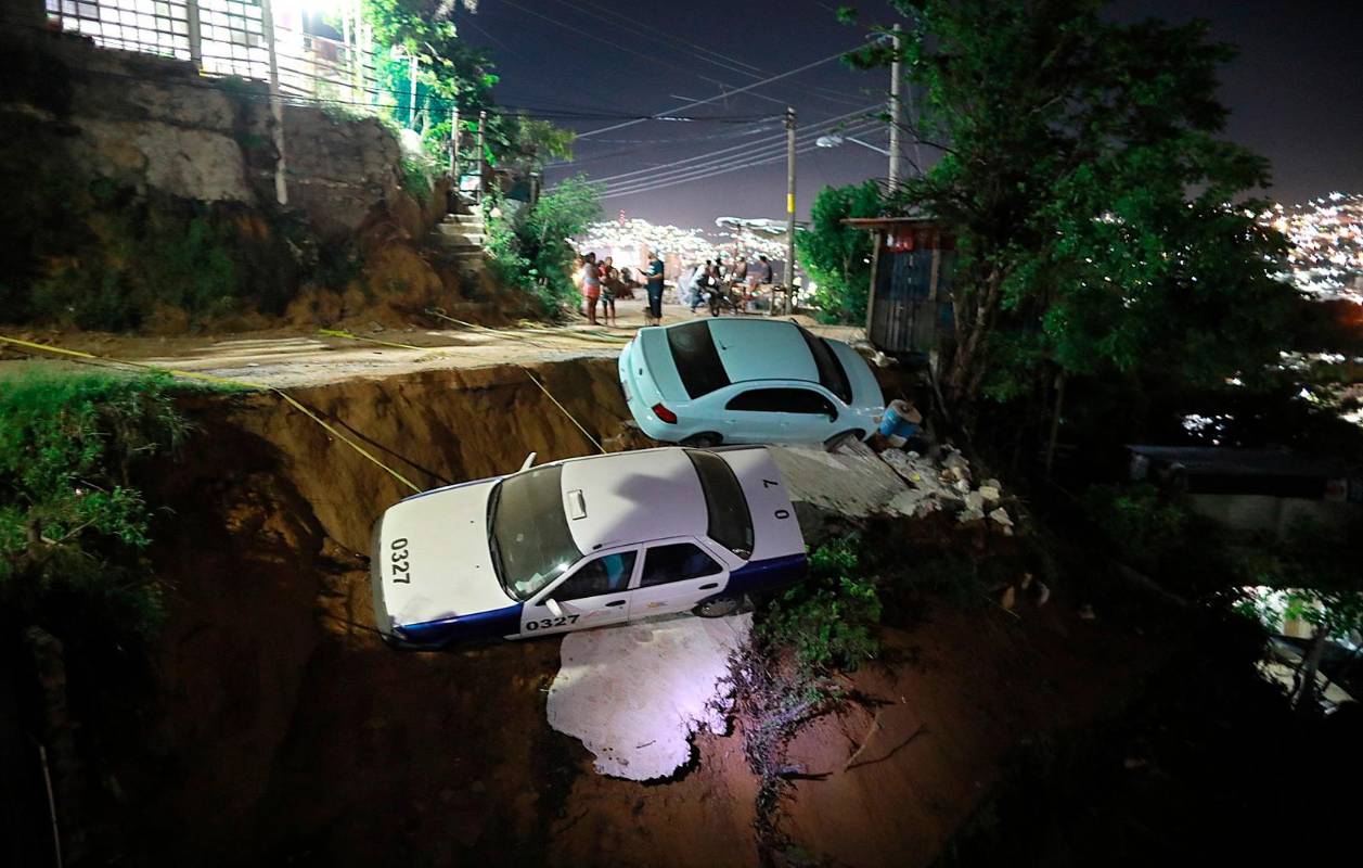 Un hombre murió al caerle un poste de luz pública durante el sismo de magnitud 7,1 que sacudió la noche de este martes el centro y sureste de México, informó un gobernador regional. FOTO EFE