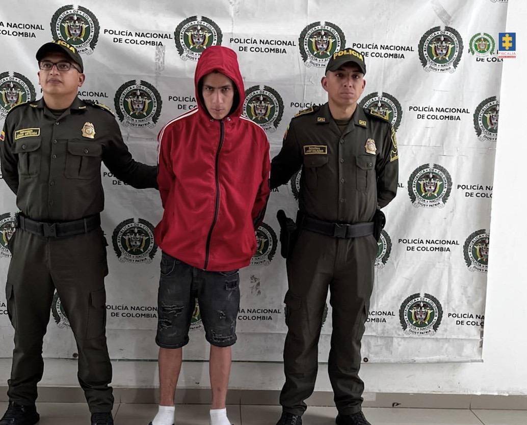 En la mitad, Jhon Keiner Michael Pérez Tovar, acusado de asesinar a cinco personas el 27 de noviembre de 2024. FOTO: CORTESÍA