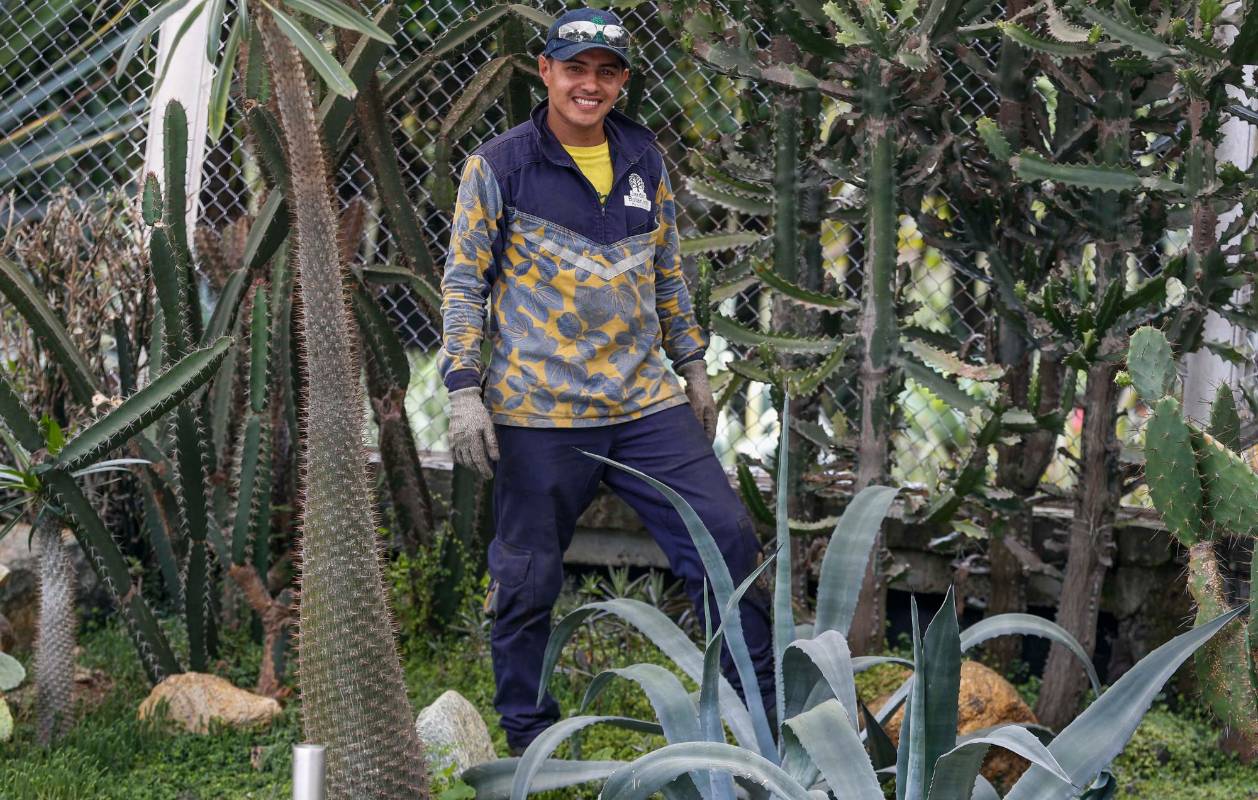 Duvier Vargas Álvarez de 32 años de edad y 2 años como empleado del Jardín Botánico. Foto: Manuel Saldarriaga Quintero.