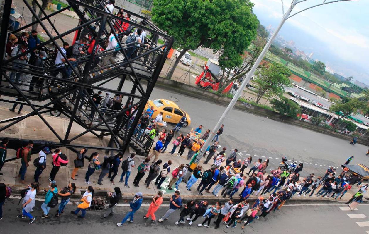 En el transcurso del día se habilitó el paso hasta la estación Acevedo. Foto: Juan Antonio Sánchez