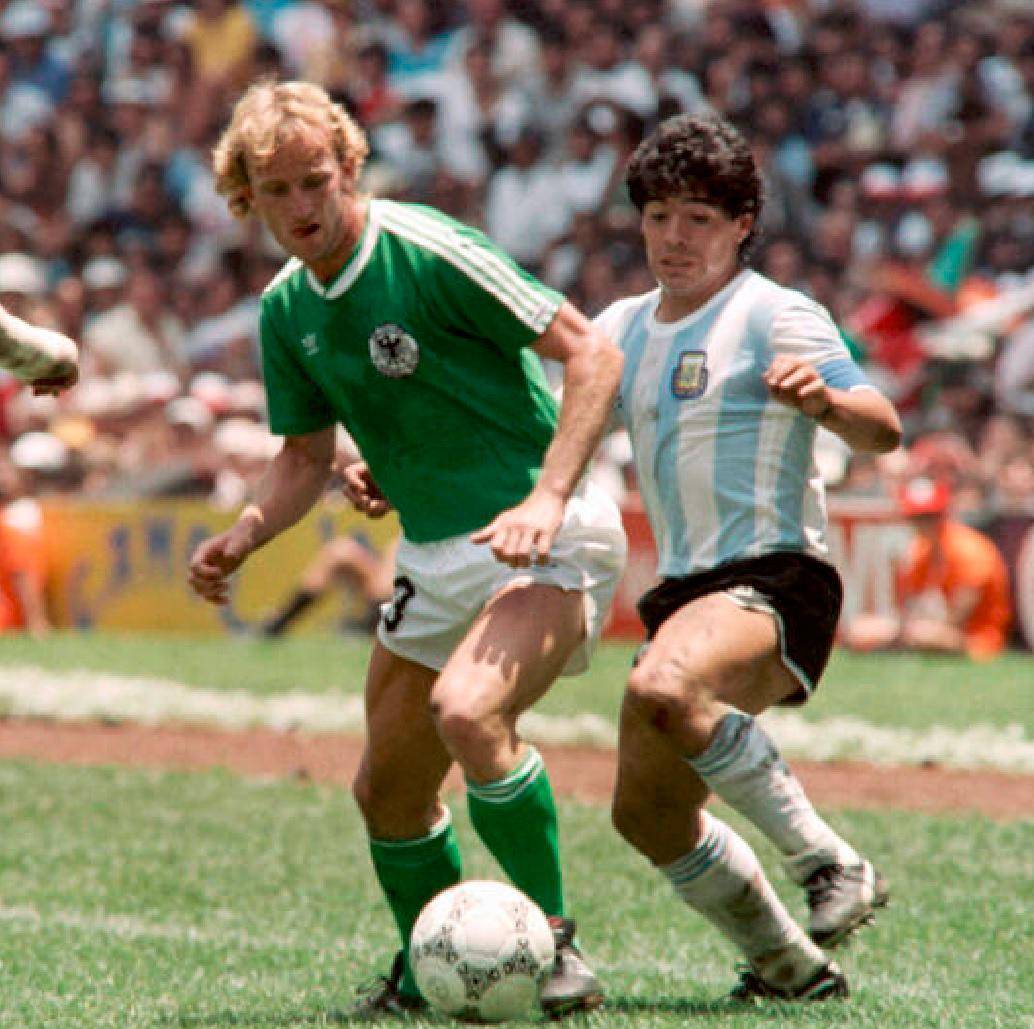 Brehme es considierado uno de los futbolistas más grandes de la historia de Alemania. En la imagen, junto a Diego Maradona. FOTO AFP