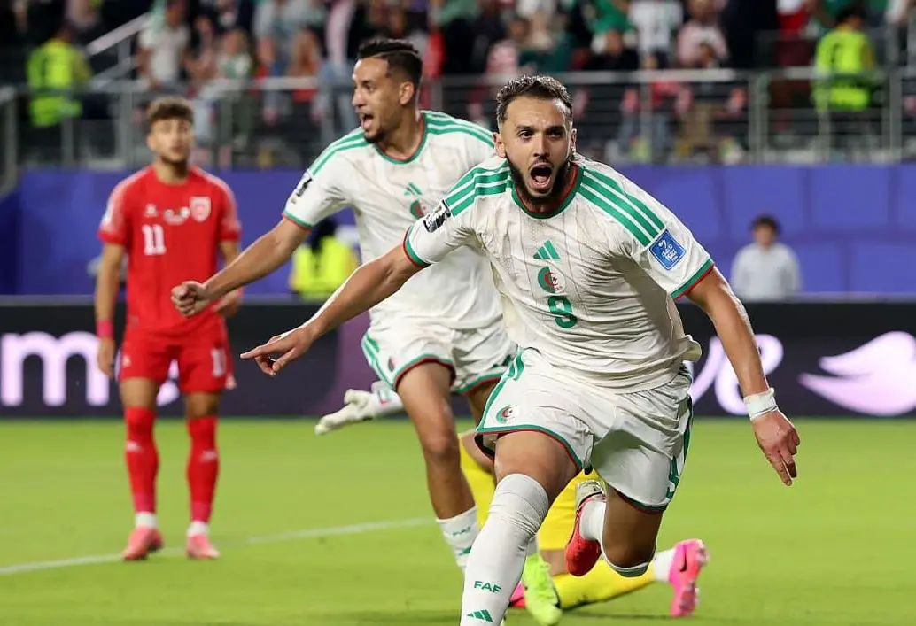 Miles de aficionados se reunieron en espacios públicos de Jordania para seguir el partido de su selección en el Mundial 2026. FOTO: Getty Images.