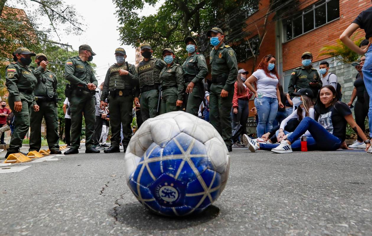 A pesar de que el balón estaba un poco desinflado no fue impedimento para el desarrollo del partido: Foto: Manuel Saldarriaga Quintero
