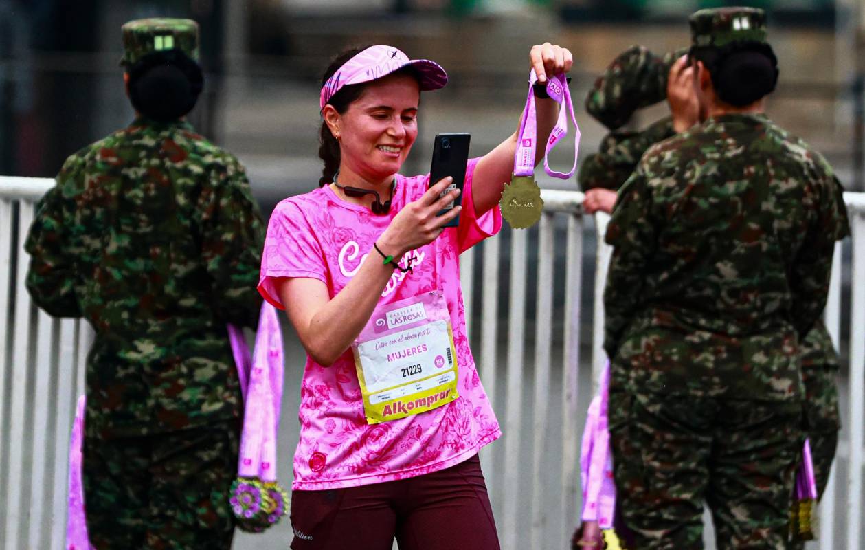 La alegría se reflejó en cada uno los participantes al recibir la medalla después de la llegada. Foto: Manuel Saldarriaga Quintero.