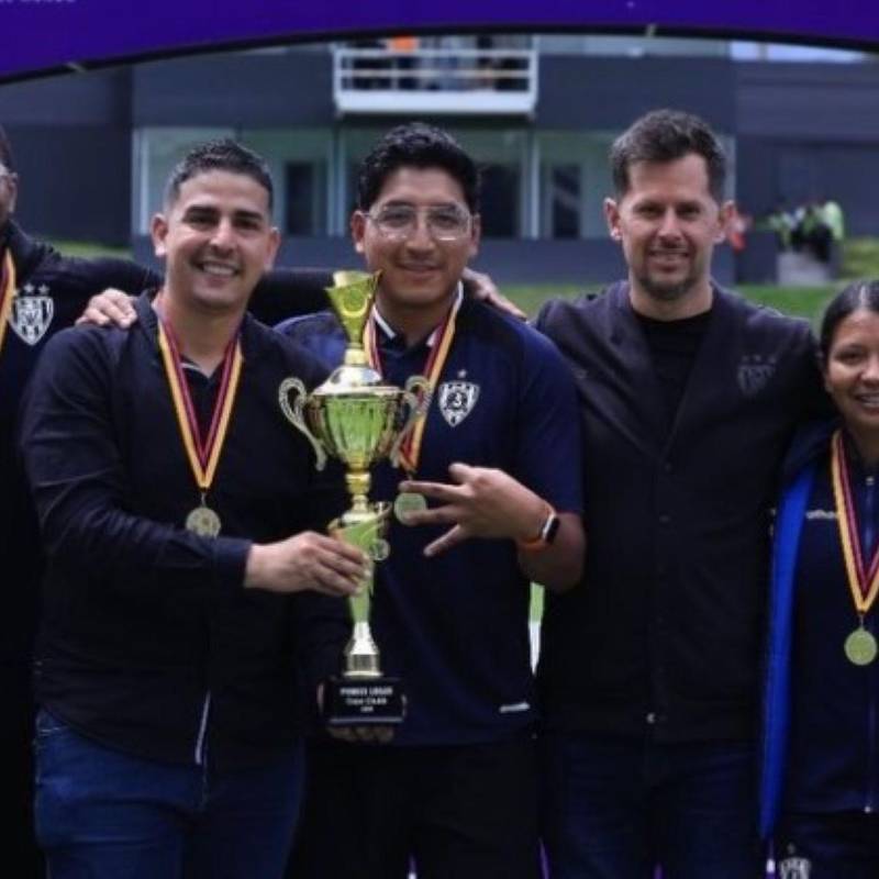 Este es el cuerpo técnico de Independiente del Valle femenino, que es liderado por el colombiano Gustavo Pineda (trofeo en la mano). FOTO PANTALLAZO 