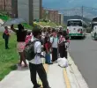 La estrategia de transporte busca priorizar, entre otros estudiantes, a quienes deben recorrer más de un kilómetro para ir a sus colegios.