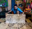 Donchi con uno de sus proyectos, un mapamundi con dibujos de cada país del mundo. FOTO<b><span class=mln_uppercase_mln> </span></b><span class=mln_uppercase_mln>Julio César Herrera.</span>