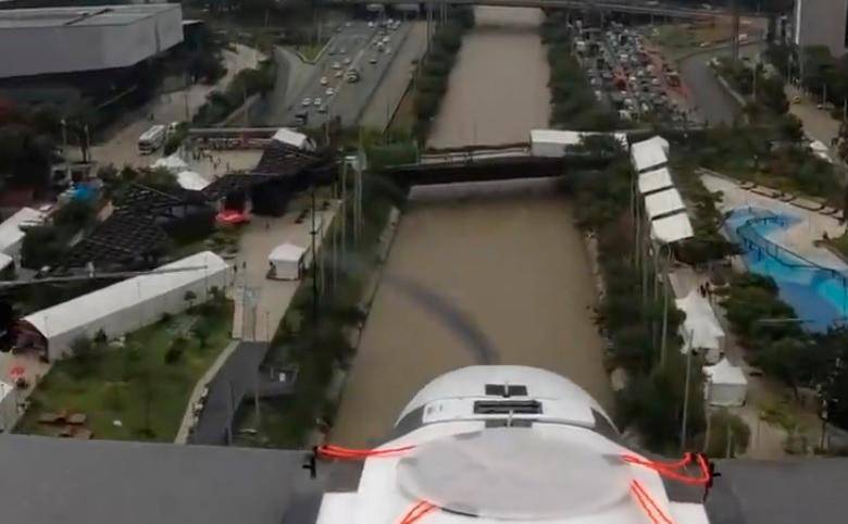 Uno de los drones usados durante la prueba de hoy sobrevuela el río Medellín. FOTO: Cortesía. 