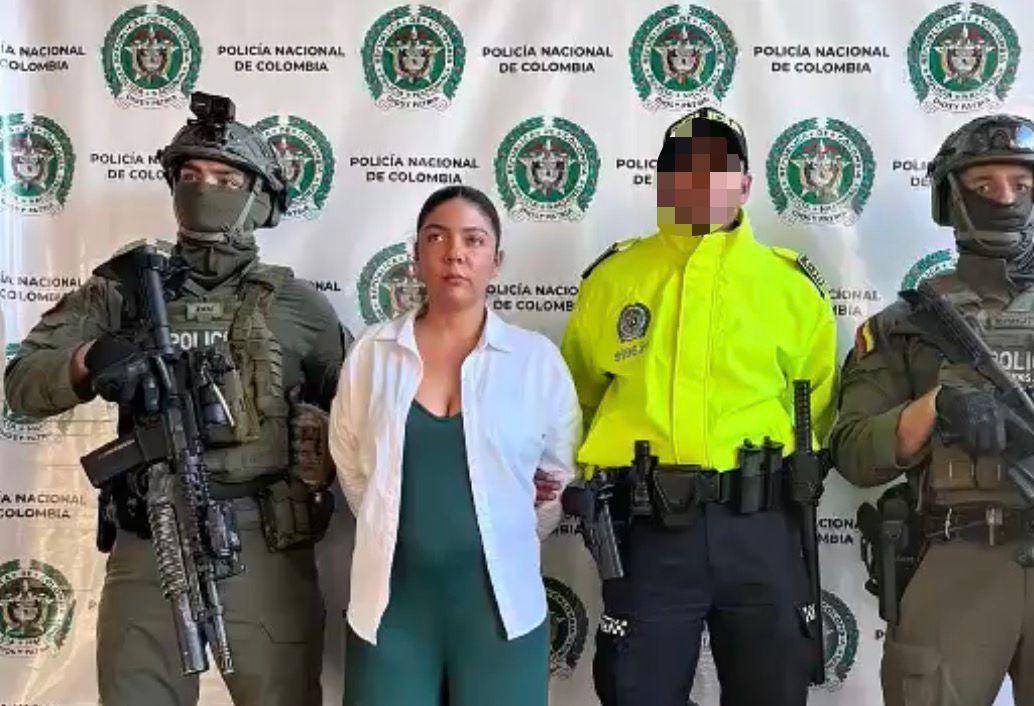 Ingrid Paola Ávila Hernández, alias La Patrona, fue capturada cuando se movilizaba por el aeropuerto José María Córdova, de Rionegro, Antioquia. FOTO: CORTESÍA MINISTERIO DE DEFENSA
