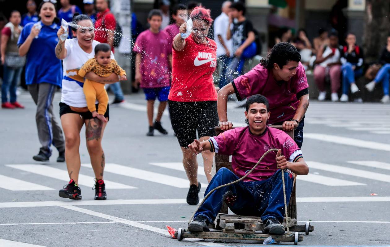 La comunidad del municipio sale a las calles y disfruta jugando y recordando con estos tradicionales juegos. Foto: Jaime Pérez