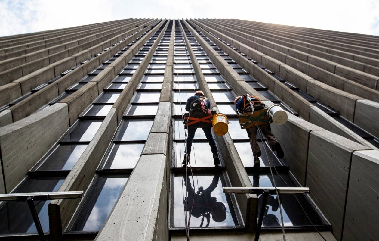 Un grupo de operarios con nervios de acero realizan está compleja labor. Fotos Jaime Pérez