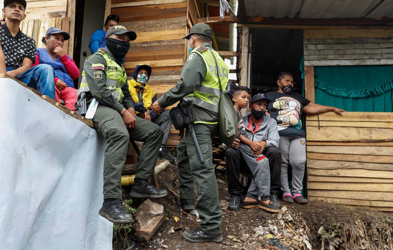 La Alcaldía de Medellín, que inicialmente estaba concentrada en el desalojo, ante la presión de las personas, estableció brigadas interinstitucionales para que fueran puerta a puerta a caracterizar a los habitantes. Foto: Manuel Saldarriaga Quintero