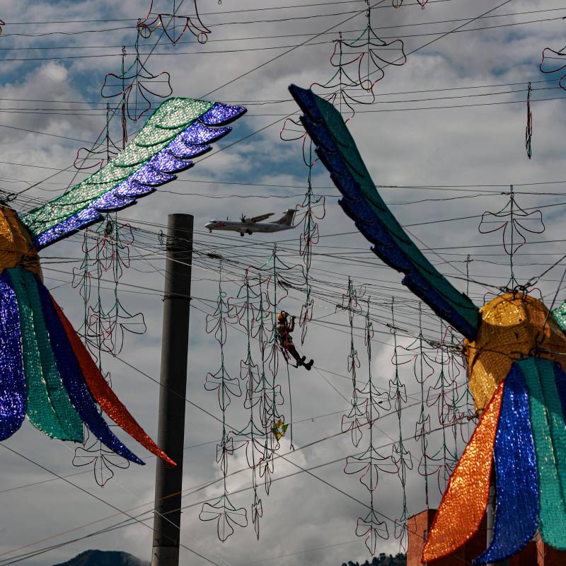 Cada año, el Alumbrado Navideño de Medellín es mucho más que una simple decoración; es un motor económico y turístico fundamental. Atrae a un sinnúmero de visitantes de Colombia y del extranjero que llegan específicamente para experimentar la magia de las luces. Foto: Manuel Saldarriaga Quintero.