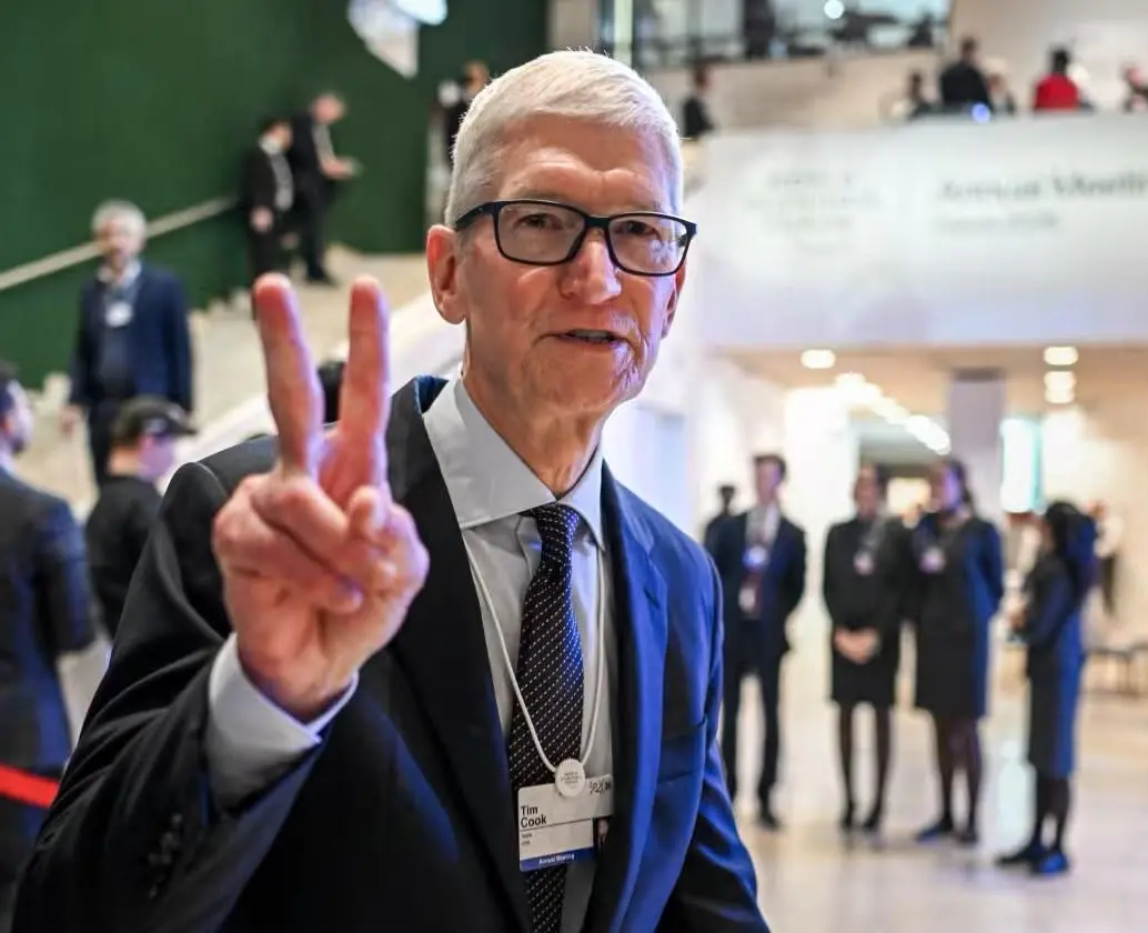 Tim Cook ha renunciado oficialmente a su cargo como CEO de Apple. FOTO: Getty.