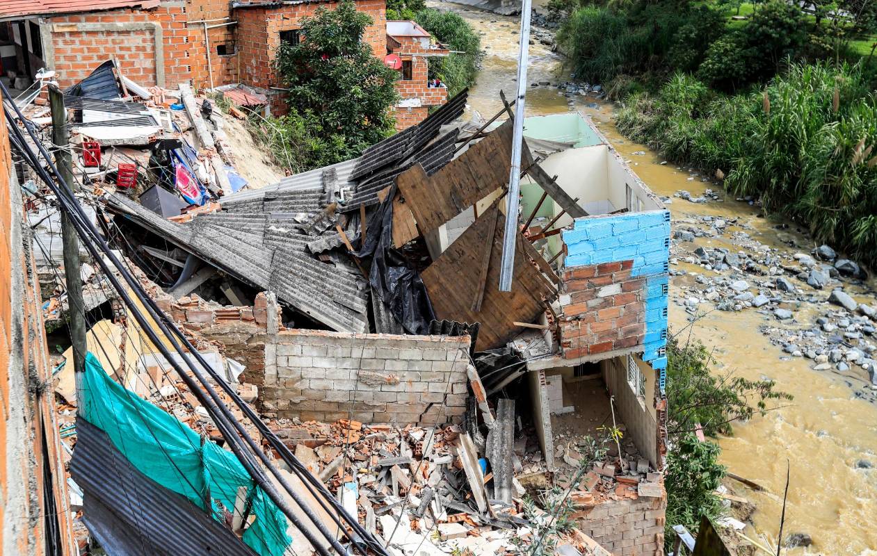 Las autoridades de gestión del riesgo mantienen la vigilancia que quedó en riego de colapsar y evaluando las afectaciones de otras viviendas Foto: Jaime Pérez