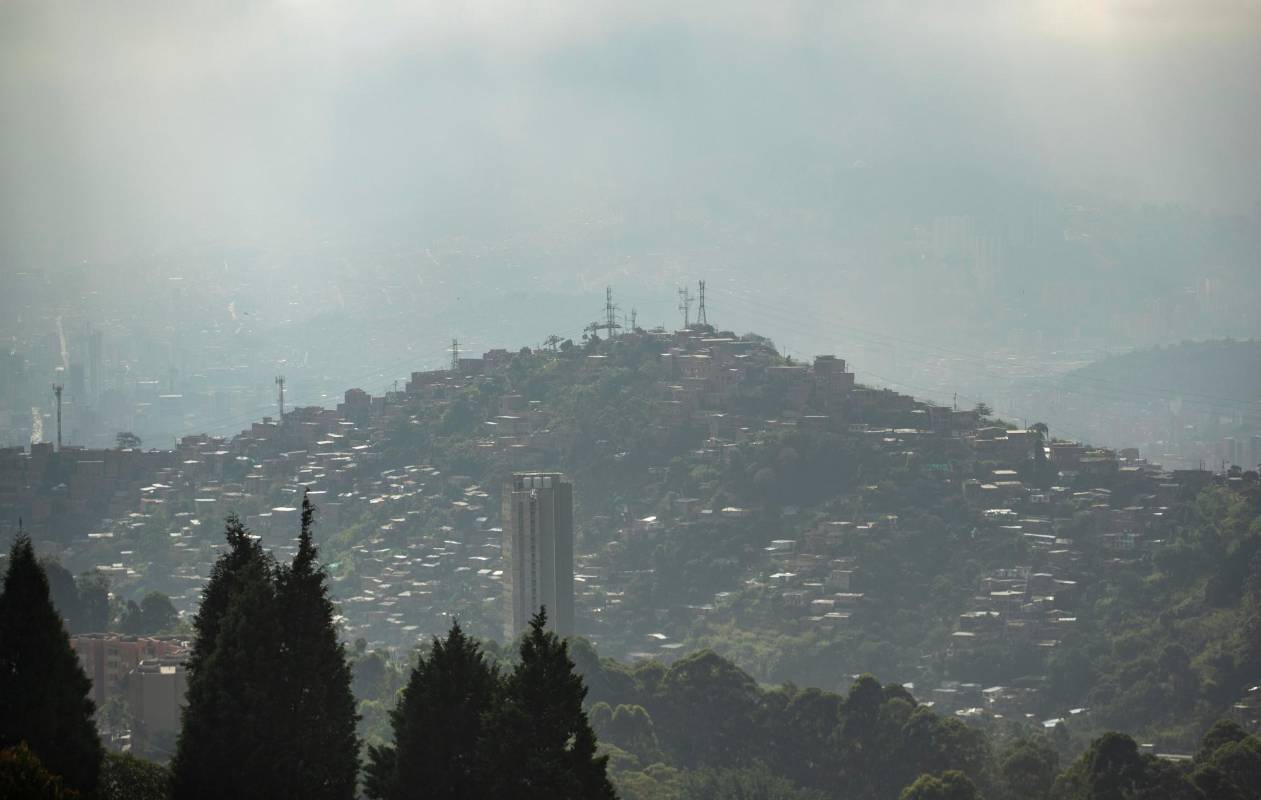 En los dos últimos días, el Valle de Aburrá amaneció tapado por la bruma de contaminación, aunque el Área Metropolitana y las Alcaldías solo han activado la medida de pico y placa para vehículo de cargas. Foto: Manuel Saldarriaga Quintero.