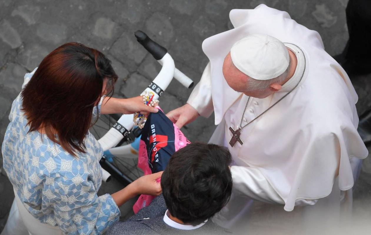 Egan Bernal, regaló este miércoles al papa el maillot rosa y una bicicleta con los colores de la bandera argentina en nombre de “todos los colombianos” y aseguró que esta experiencia ha sido para él “más importante que ganar el Giro y el Tour”. Foto AFP