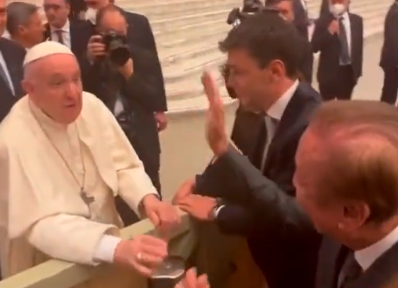El candidato presidencial, Rodolfo Hernández, se despide del sumo pontífice después de las audiencias. FOTO: 