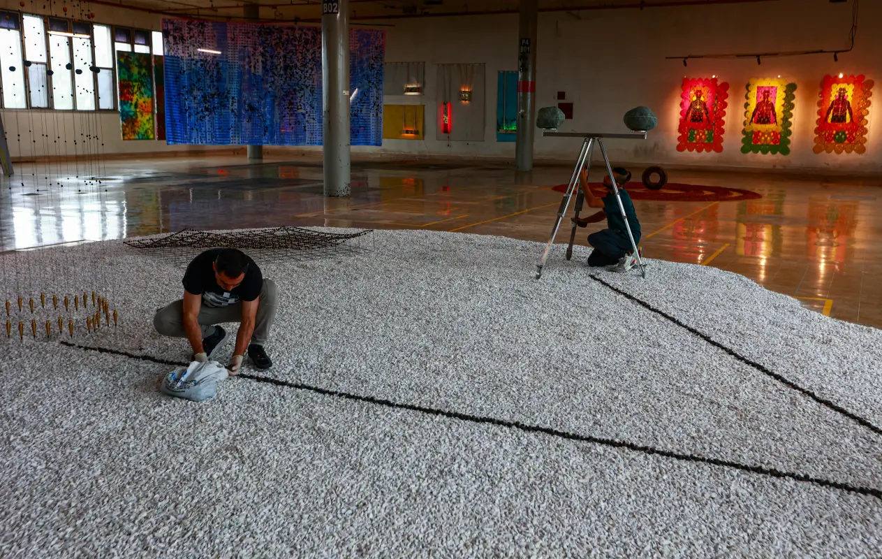 Esta nueva versión destaca la integración entre artistas locales, nacionales e internacionales, generando un diálogo entre territorios, tradiciones y lenguajes visuales diversos. Exposición del artista John Mario Ortiz. Foto: Manuel Saldarriaga Quintero.