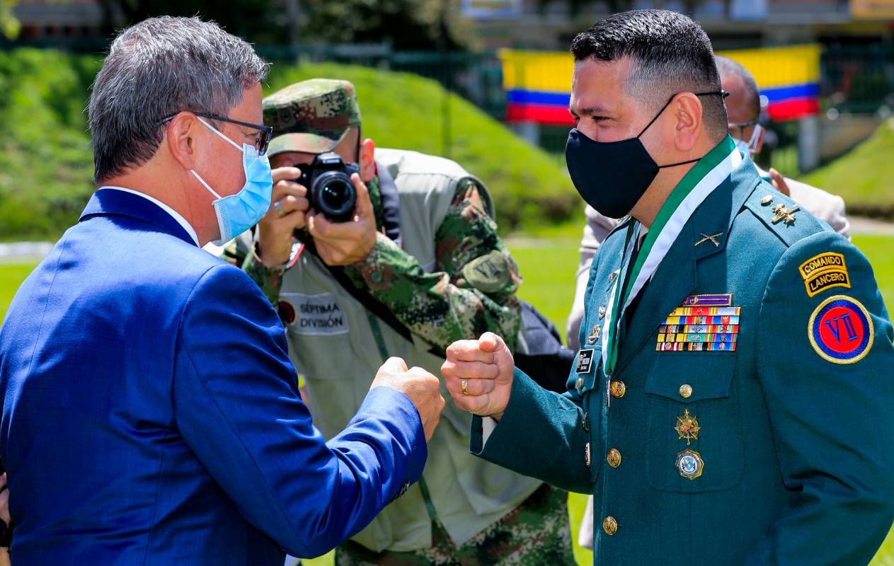 Luis Fernando Suárez Vélez gobernador encargado de Antioquía, condecoró a varios militares. FOTO. Jaime Pérez