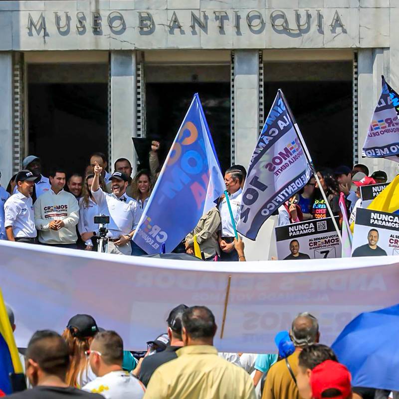 El candidato presidencial Abelardo de la Espriella durante el mitin en la Plaza Botero. FOTO Camilo Suárez