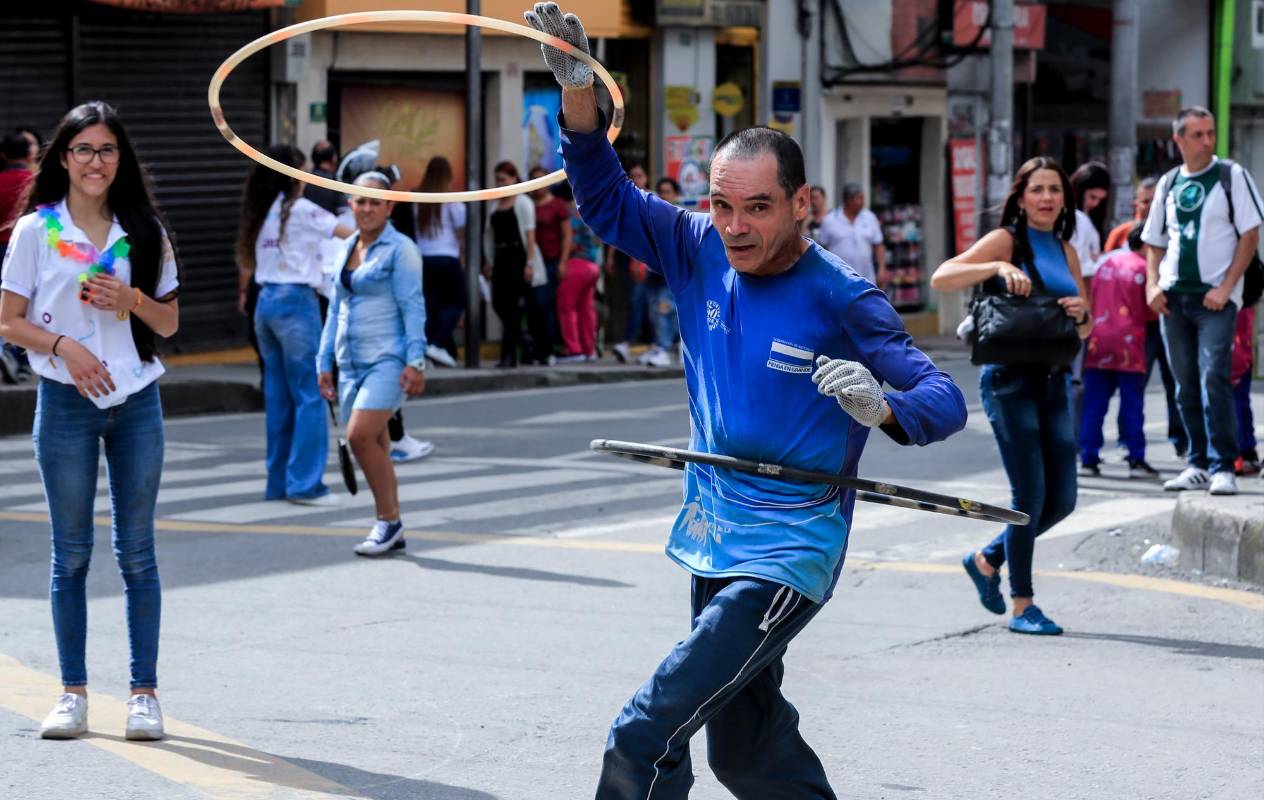 El hula, hula que consiste en hacer girar el aro con la cintura, es de los más practicado y que más diversión produce en los participantes. Foto: Jaime Pérez