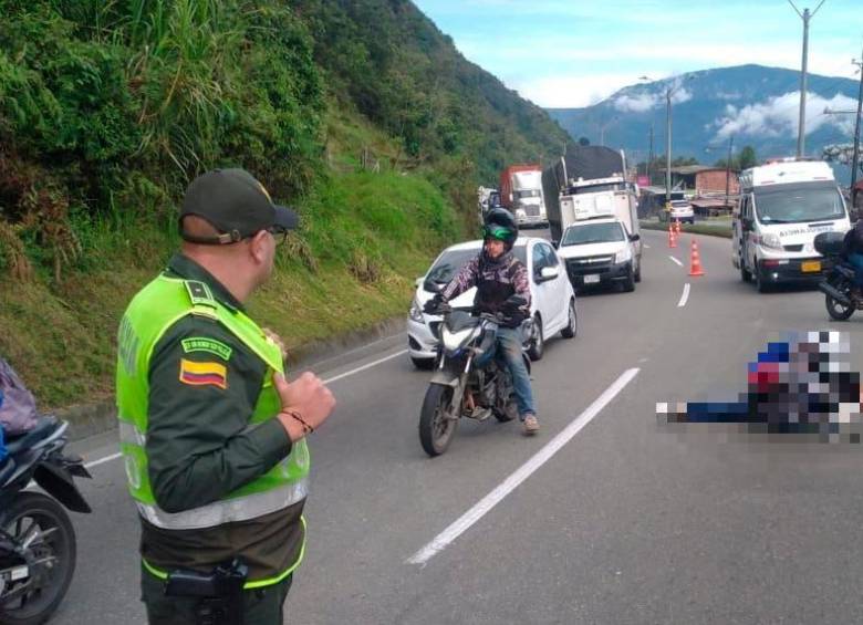 La motociclista María José Castillo Gaviria, de 21 años, falleció en la mañana de este lunes al chocar su moto contra un poste en la autopista Medellín-Bogotá, en Copacabana. FOTO: CORTESÍA DENUNCIAS ANTIOQUIA.