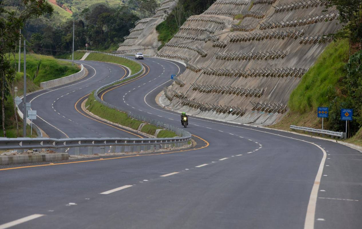 En la vía seguirán funcionando los peajes de el Trapiche y Cisneros. Foto Juan Antonio Sánchez Ocampo