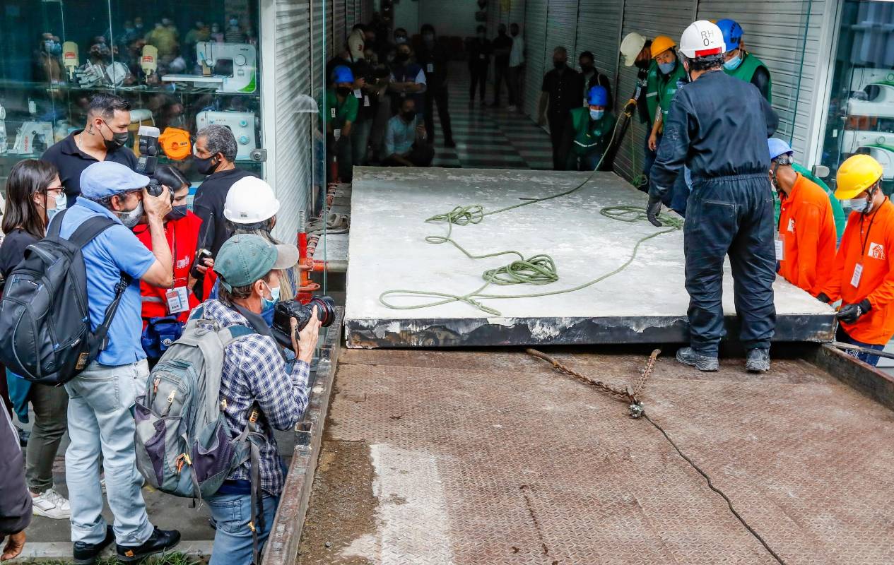 La obra fue sacada del centro comercial con mucho cuidado por los operarios. Foto: Manuel Saldarriaga Quintero.