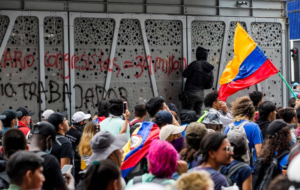 Unos de los lunares de la jornada fueron los rayones con consignas que sufrieron las estaciones de Metrópolis Universidad y chágualo. Foto: JULIO CÉSAR HERRERA
