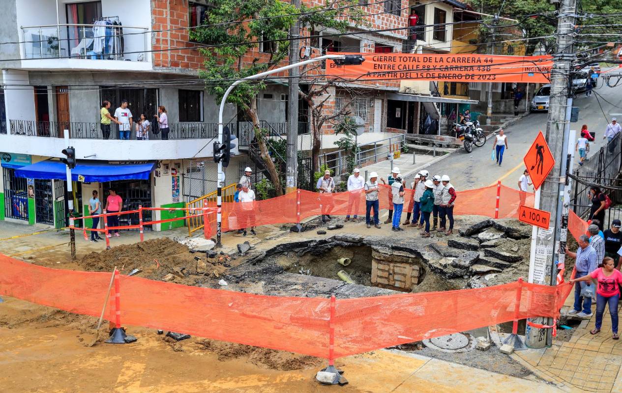 El rompimiento del conducto obligó a que personal de bomberos tuviera que atender la inundación en el sitio. FOTO: Jaime Pérez