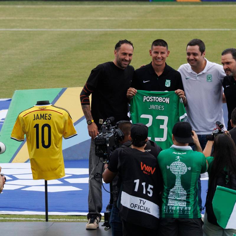 James Rodríguez durante su presentación a los hinchas en el Atanasio. FOTO CAMILO SUÁREZ