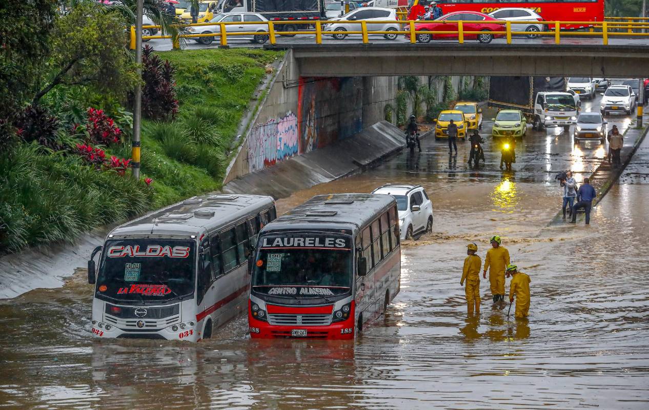 Las lluvias de los últimos días en Medellín han causado la inundación de varios deprimidos viales. Foto Manuel Saldarriaga 
