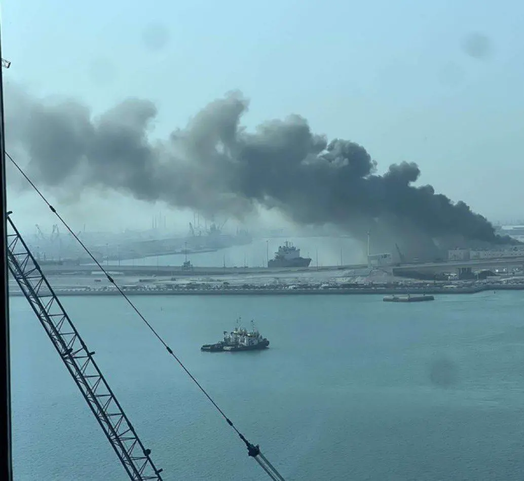 Se observa humo negro espeso elevándose desde el lugar del ataque con aviones no tripulados y/o misiles iraníes en Camp de la Paix, una base naval francesa en Abu Dhabi, Emiratos Árabes Unidos. FOTO: Tomada de video.