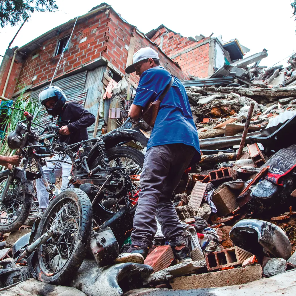 Así quedaron las viviendas luego del colapso estructural en el barrio La Cruz. Los dueños de las motos afectadas intentaron recuperarlas entre los escombros. <b><span class="mln_uppercase_mln"> </span></b>FOTO<b><span class="mln_uppercase_mln"> JULIO CÉSAR HERRERA</span></b>