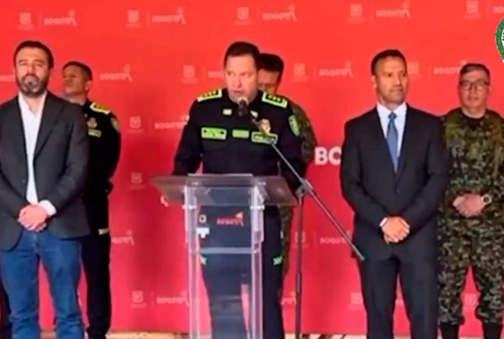El director de la Policía, general Carlos Triana (centro), anunció una investigación contra la Nueva Junta Directiva del Narcotráfico, después de un consejo de seguridad en Bogotá. FOTO: TOMADA DE VIDEO DE POLICÍA.
