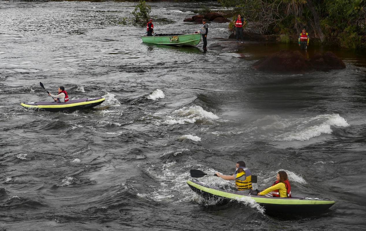 Desde el ámbito turístico, las agencias y operadores locales ofrecen actividades especializadas como kayak, surf a vela y paddle board yoga. Foto: Manuel Saldarriaga Quintero.