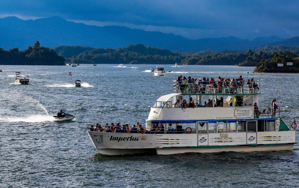 Las autoridades tienen dos mecanismos para vigilar el tráfico en el embalse, sabiendo de la sobre población de turismo que esta viendo esta zona turística del oriente Antioqueño. Fotos : Jaime Pérez
