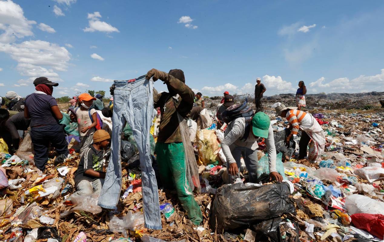 Incluso niños muy pequeños, de hasta cuatro o cinco años, ayudan a sus padres a rebuscar en las bolsas. Foto: EFE