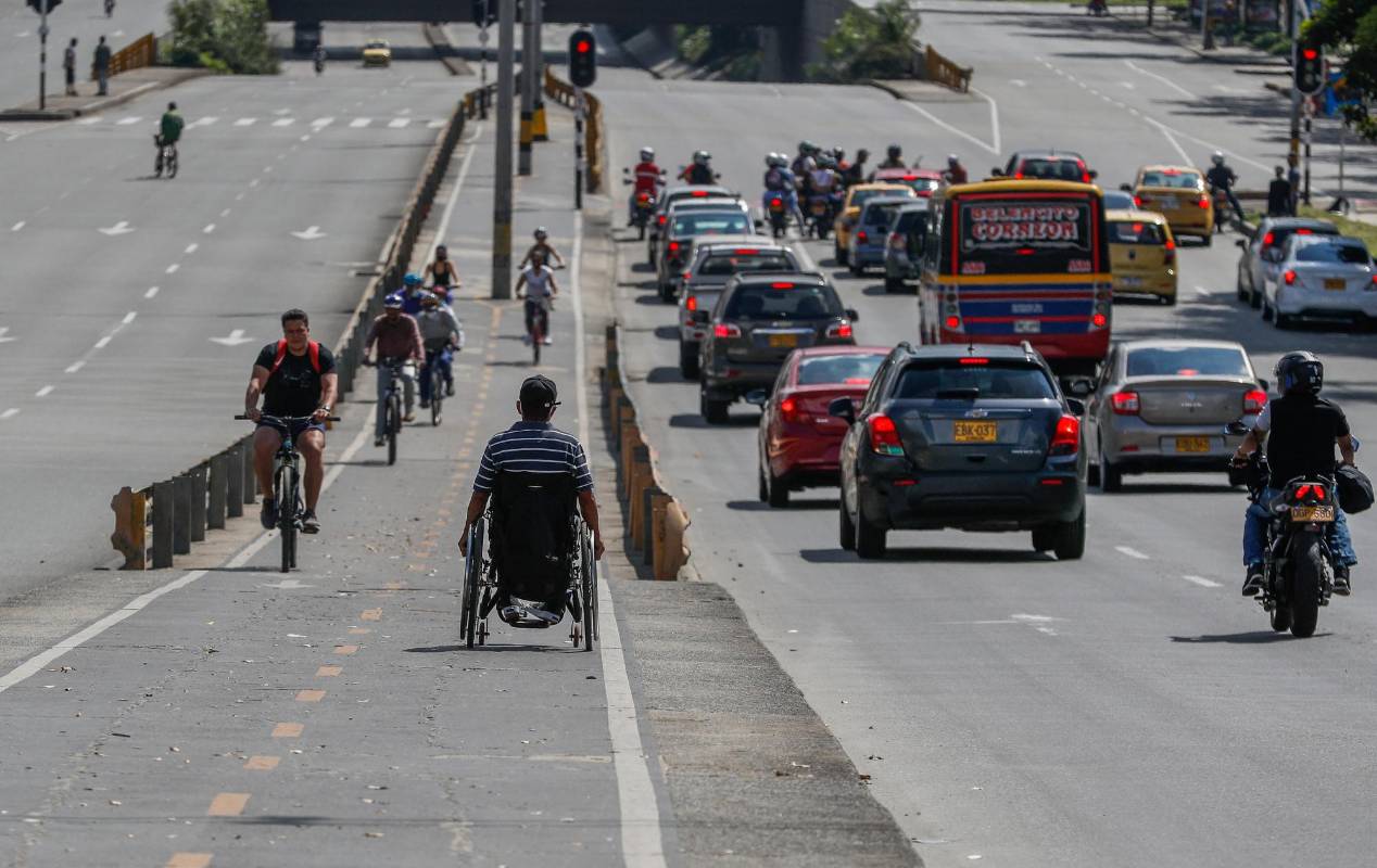 Por la avenida San Juan se registró gran circulación de vehículos y ciclistas. Foto: Manuel Saldarriaga Quintero.