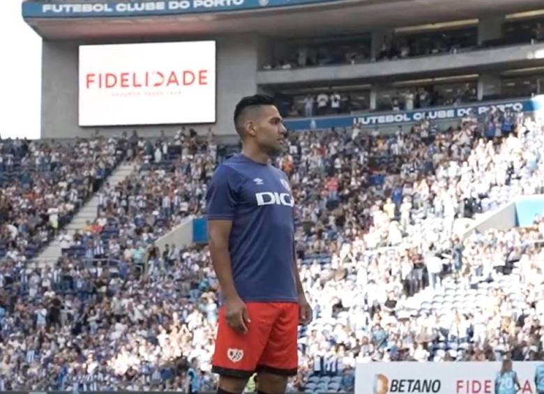 La salida a calentar de Radamel Falcao García estuvo acompañada de un emotivo momento para el colombiano. FOTO TOMADA @PORTO