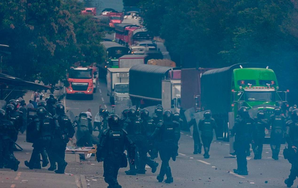 Después de más de 30 horas la policía desbloquea la doble calzada Bello-Hatillo. Foto: Manuel Saldarriaga