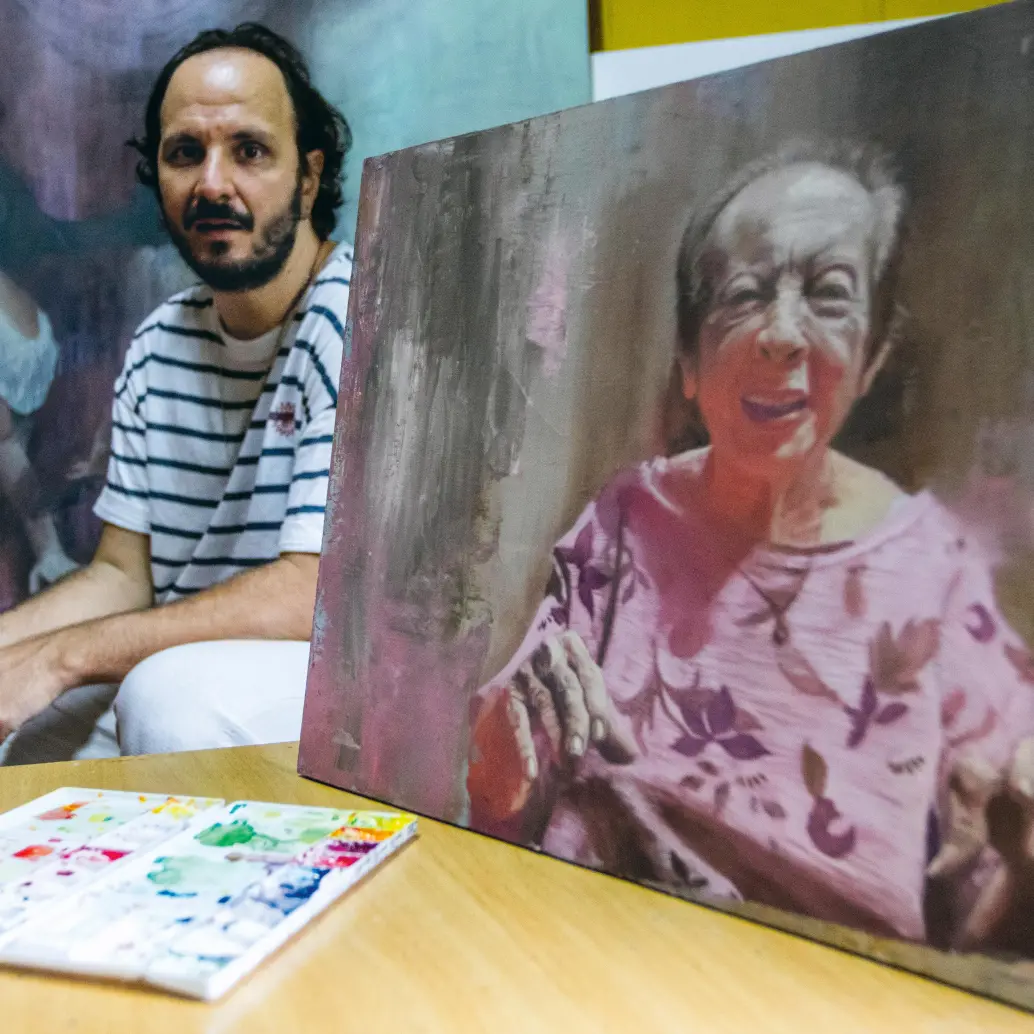 Federico Fernández Gärtner en su taller, espacio de trabajo y formación donde desarrolla su obra y desde el que también dicta clases de pintura (más información en @fedefergartner). FOTO Julio Herrera