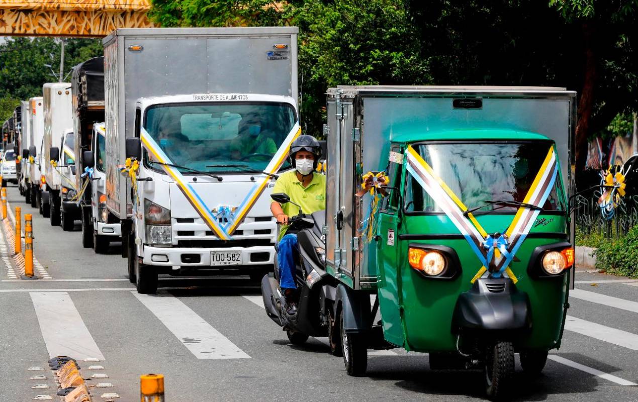 Con devoción, el gremio de los transportadores decoran sus carros y buses para agradecer a la virgen por su protección en las vías del país. Foto: Jaime Pérez