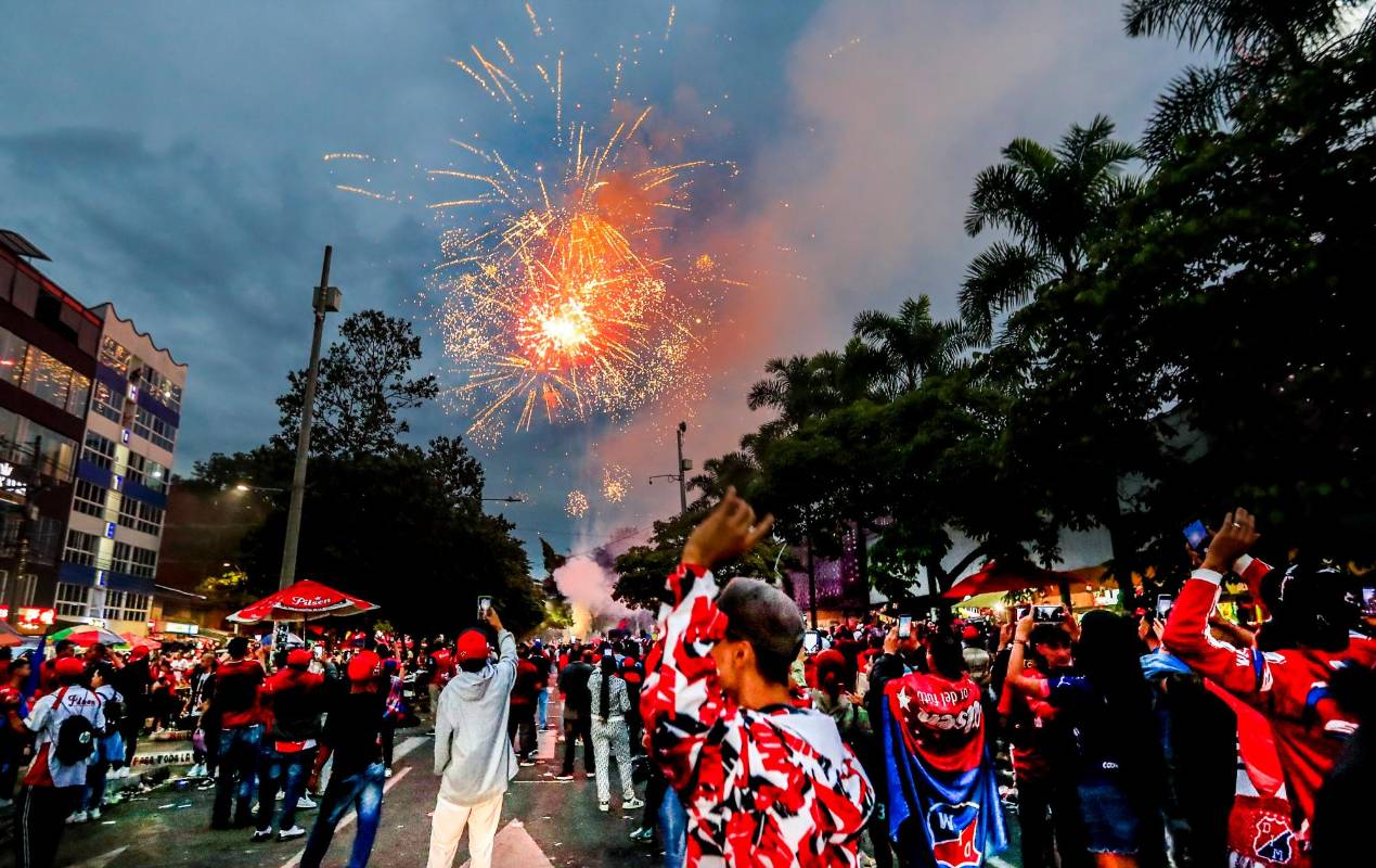 Los hinchas celebraron en las afueras del Atanasio. FOTO Jaime Pérez