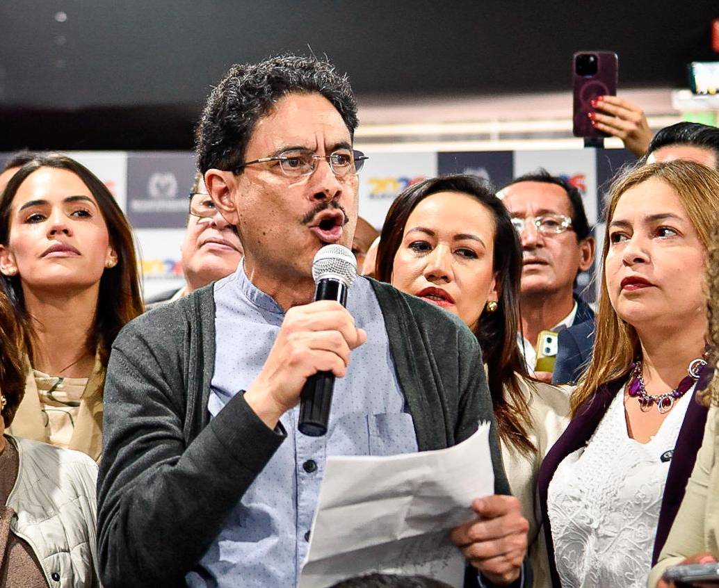 Iván Cepeda junto a varios candidatos el día de la inscripción de las listas al Congreso del Pacto Histórico. FOTO: Colprensa