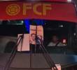 El conductor del bus de la Selección Colombia fue retenido por un grupo de manifestantes y seguidores de Iván Cepeda, quienes vandalizaron el bus. FOTO PANTALLAZO