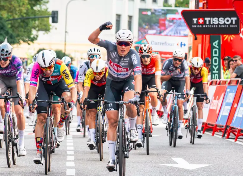 Jasper Philipsen festejando su triunfo en la etapa 8 de la Vuelta España. FOTO @LAVUELTA
